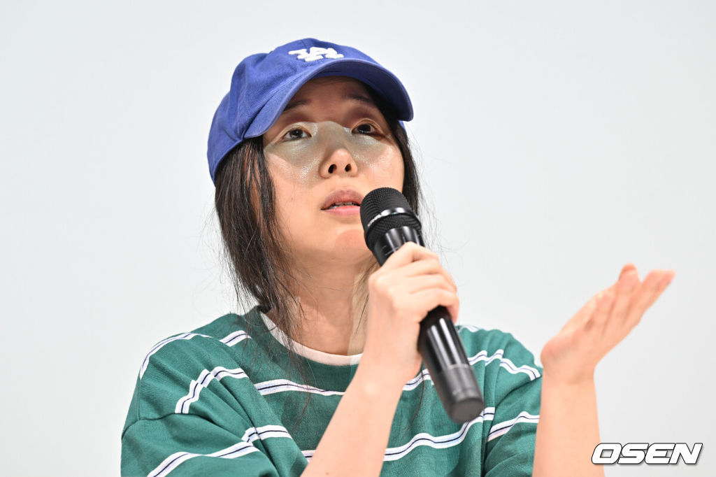 하이브 산하 레이블 어도어의 대표 민희진이 25일 오후 서울 서초구 한국컨퍼런스센터에서 경영원 탈취 시도 의혹 관련 긴급기자회견을 열었다.앞서 하이브는 민희진 대표가 뉴진스를 데리고 본사로부터 독립하려 한다는 제보를 받아 관련 증거 수집에 나섰다. 하이브는 A 씨 등 어도어 경영진이 대외비인 계약서를 유출하고, 하이브가 보유하고 있는 어도어 주식을 팔도록 유도했다는 정황을 포착해 감사권을 발동했으며 A 씨가 하이브 내부 정보를 어도어에 넘긴 것으로도 파악했다. 이와 관련, 민희진 대표는 공식입장을 통해 '아일릿의 뉴진스 카피 사태'에 문제를 제기하자 하이브로부터 해임 통보를 받은 것이라고 반박했다.민희진 대표가 입장을 발표하고 있다. 2024.04.25 /cej@osen.co.kr