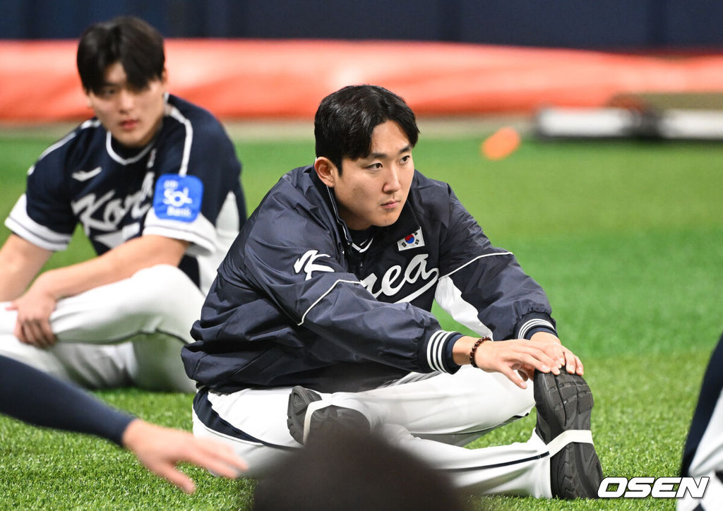류지현 감독이 이끄는 야구 대표팀이 5일 고척스카이돔에서 훈련을 진행했다. 대표팀은 오는 8일과 9일 고척스카이돔에서 열리는 2025 K-베이스볼 시리즈 체코 대표팀과의 2경기를 시작으로 15일과 16일 양일에 걸쳐 일본 도쿄돔에서 일본 대표팀과 2경기를 치른다. 야구대표팀 손주영이 몸을 풀고 있다. 2025.11.05 /cej@osen.co.kr
