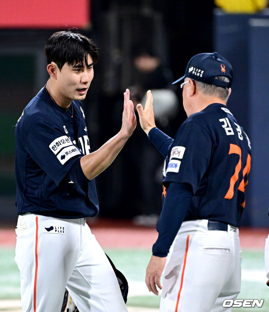 프로야구 한화 이글스가 18일 수원KT위즈파크에서 열린 2025 신한 SOL뱅크 KBO리그 KT 위즈와의 시즌 9차전에서 5-0으로 승리했다. 후반기 첫 경기를 승리로 장식한 선두 한화는 최근 7연승, 원정경기 4연승을 달리며 시즌 53승 2무 33패를 기록했다. 반면 최근 3연승, 금요일 6연승이 좌절된 5위 KT는 45승 3무 42패가 됐다. 한화 선발 폰세는 6이닝 2피안타 2사사구 8탈삼진 무실점 98구 위력투로 시즌 12승(무패)째를 챙겼다.경기를 마치고 한화 김경문 감독과 심우준이 인사를 나누고 있다. 2025.07.18 / dreamer@osen.co.kr