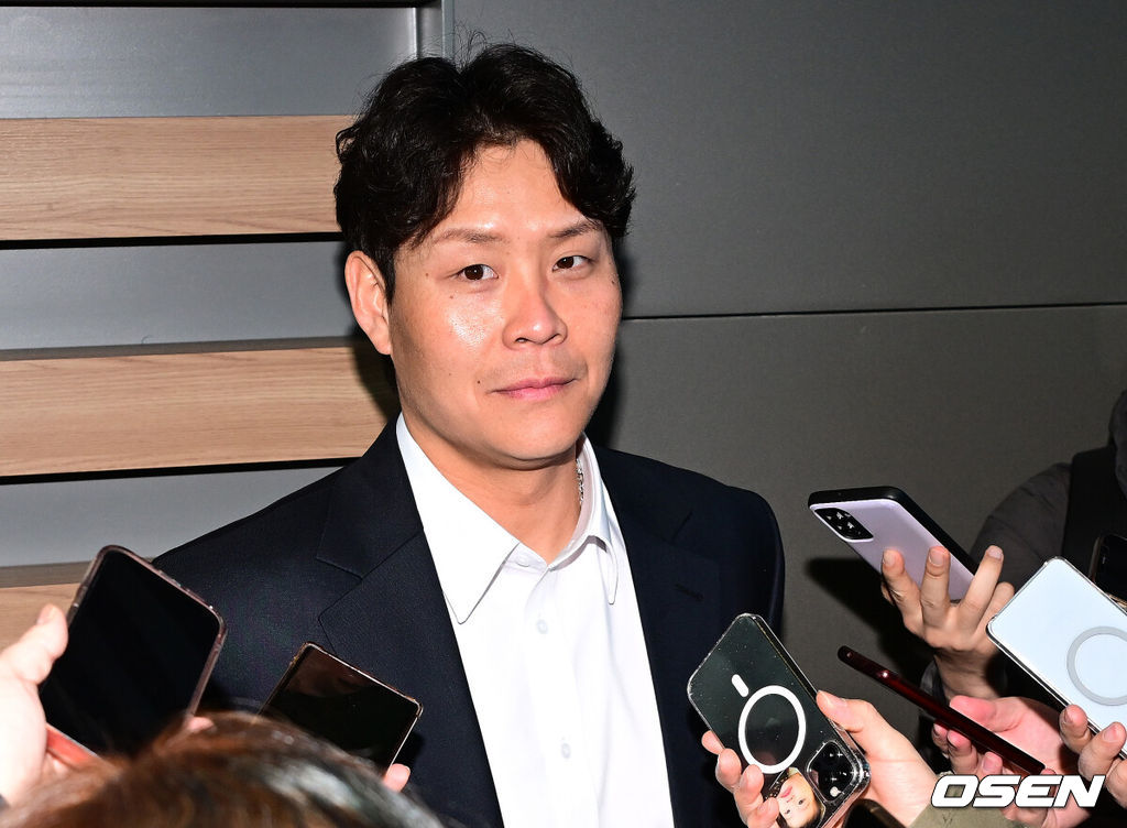 프로야구 삼성 라이온즈가 2026 시즌을 준비하기 위해 23일 오후 인천공항을 통해 괌으로 출국했다.삼성은 지난해에 이어 괌에서 1차 스프링캠프를 치른 뒤 일본 오키나와로 건너가 2차 캠프를 진행할 계획이다.삼성 박세혁이 취재진과 인터뷰를 갖고 있다. 2026.01.23 / dreamer@osen.co.kr