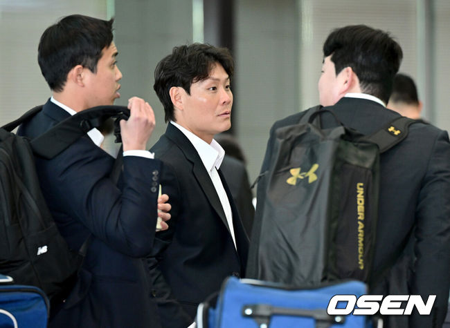[OSEN=인천공항, 최규한 기자] 프로야구 삼성 라이온즈가 2026 시즌을 준비하기 위해 23일 오후 인천공항을 통해 괌으로 출국했다.삼성은 지난해에 이어 괌에서 1차 스프링캠프를 치른 뒤 일본 오키나와로 건너가 2차 캠프를 진행할 계획이다.삼성 박세혁-임기영-장승현이 출국 수속을 밟고 있다. 2026.01.23 / dreamer@osen.co.kr