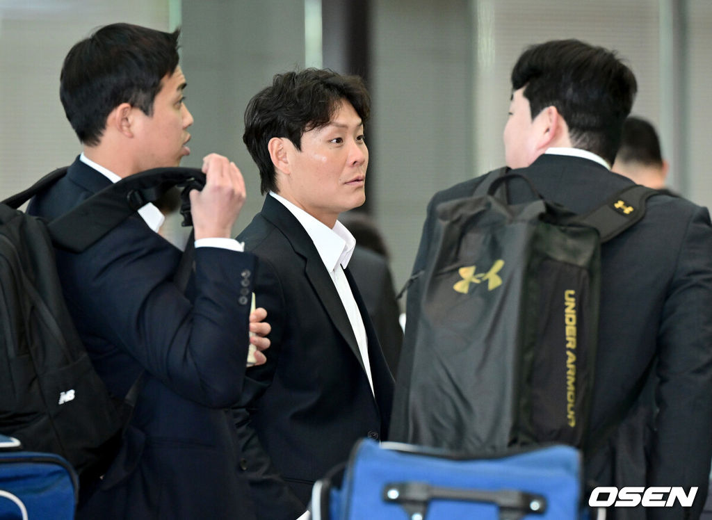 프로야구 삼성 라이온즈가 2026 시즌을 준비하기 위해 23일 오후 인천공항을 통해 괌으로 출국했다.삼성은 지난해에 이어 괌에서 1차 스프링캠프를 치른 뒤 일본 오키나와로 건너가 2차 캠프를 진행할 계획이다.삼성 박세혁-임기영-장승현이 출국 수속을 밟고 있다. 2026.01.23 / dreamer@osen.co.kr