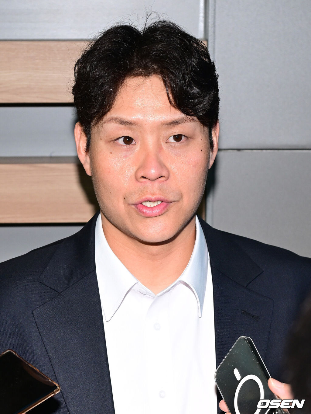 프로야구 삼성 라이온즈가 2026 시즌을 준비하기 위해 23일 오후 인천공항을 통해 괌으로 출국했다.삼성은 지난해에 이어 괌에서 1차 스프링캠프를 치른 뒤 일본 오키나와로 건너가 2차 캠프를 진행할 계획이다.삼성 박세혁이 취재진과 인터뷰를 하고 있다. 2026.01.23 / dreamer@osen.co.kr