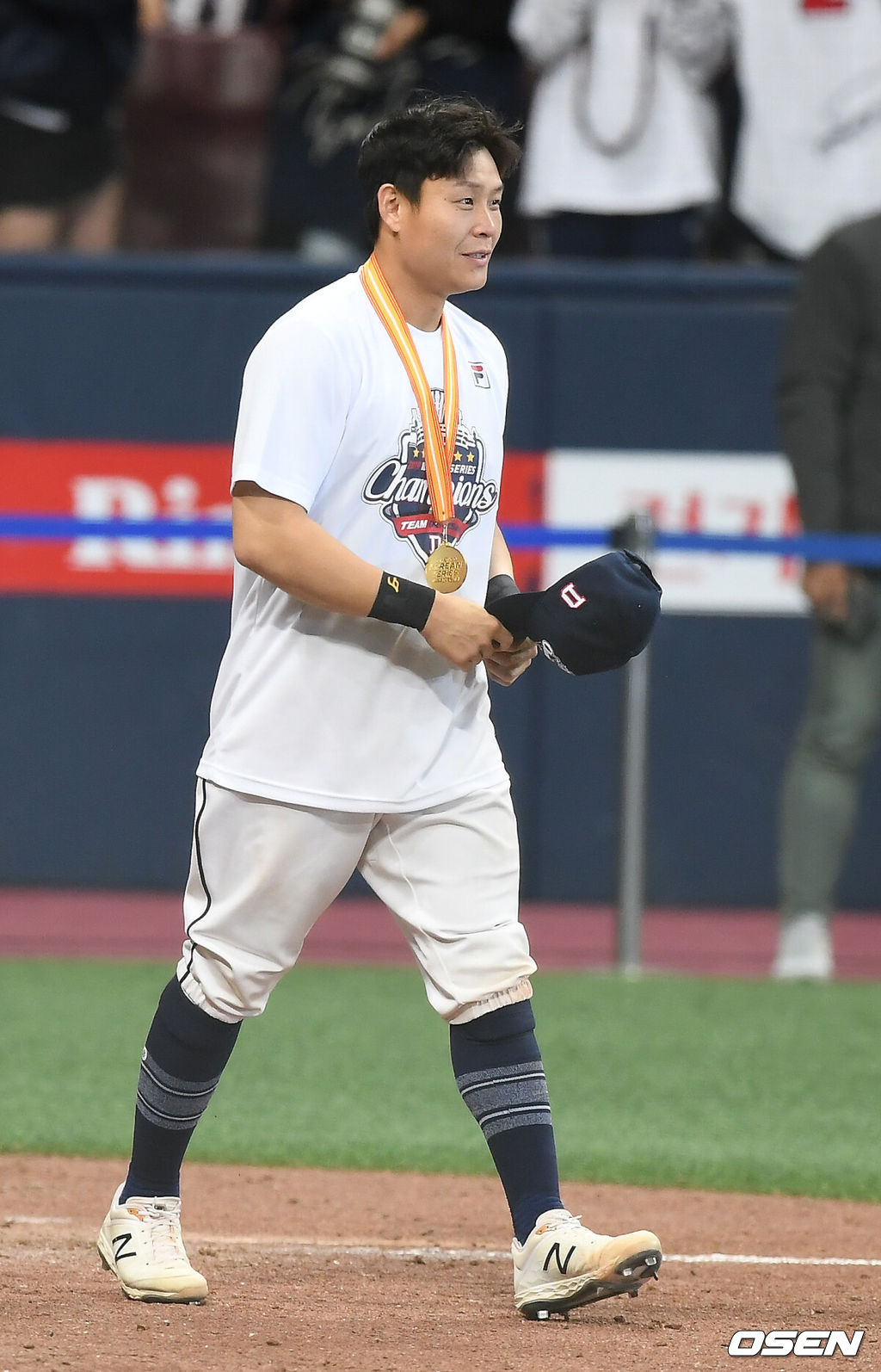 2019년 두산 베어스는 '미라클두'였다.두산은 26일 서울 고척스카에돔에서 열린 ‘2019 신한은행 MY CAR KBO리그 포스트시즌’ 키움 히어로즈와의 한국시리즈에서 11-9로 짜릿한 역전 승리를 거뒀다. 두산은 4연승으로 한국시리즈 우승에 성공했다.우승을 거둔 두산 박세혁이 우승 메달을 목에 걸로 시상대로 이동하고 있다. /youngrae@osen.co.kr 