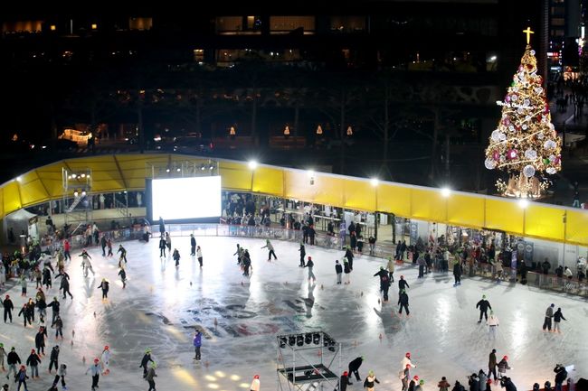 서울특별시체육회는 시민들이 서울광장 스케이트장에서 겨울 스포츠의 매력을 더 가까이에서 즐길 수 있도록, 서울시청 쇼트트랙팀 선수들이 참여하는 쇼트트랙 시범행사를 개최한다. / 서울특별시체육회