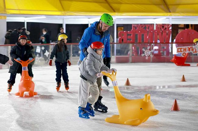 서울특별시체육회는 시민들이 서울광장 스케이트장에서 겨울 스포츠의 매력을 더 가까이에서 즐길 수 있도록, 서울시청 쇼트트랙팀 선수들이 참여하는 쇼트트랙 시범행사를 개최한다. / 서울특별시체육회