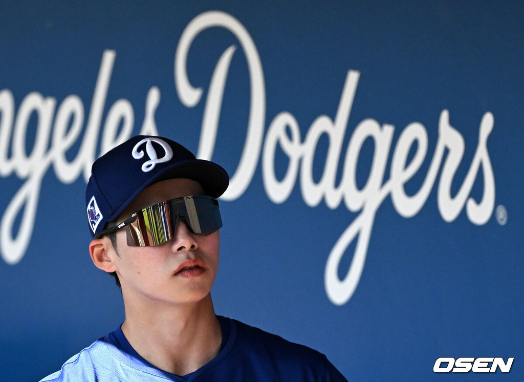 21일(한국시간) 미국 애리조나주 글렌데일 캐멀백 랜치에서 2025 메이저리그 LA 다저스와 시카고 컵스의 시범 경기가 열렸다.김혜성은 다저스와 최대 3+2년 2200만 달러(약 320억원) 계약에 합의하며 메이저리그 진출에 성공했다.경기에 앞서 LA 다저스 김혜성이 더그아웃에서 경기를 준비하고 있다.  2025.02.21 / sunday@osen.co.kr