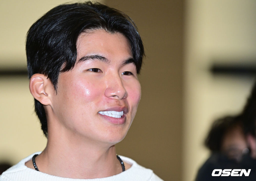 미국 메이저리그 LA 다저스 김혜성이 2026 시즌을 위해 21일 오후 인천공항을 통해 미국으로 출국했다.2026 WBC 야구국가대표팀 1차 전지훈련에 참가한 김혜성은 지난 20일 귀국 후 미국으로 건너가 새 시즌 준비를 이어간다.김혜성이 출국을 앞두고 취재진과 인터뷰 시간을 갖고 있다. 2026.01.21 / dreamer@osen.co.kr