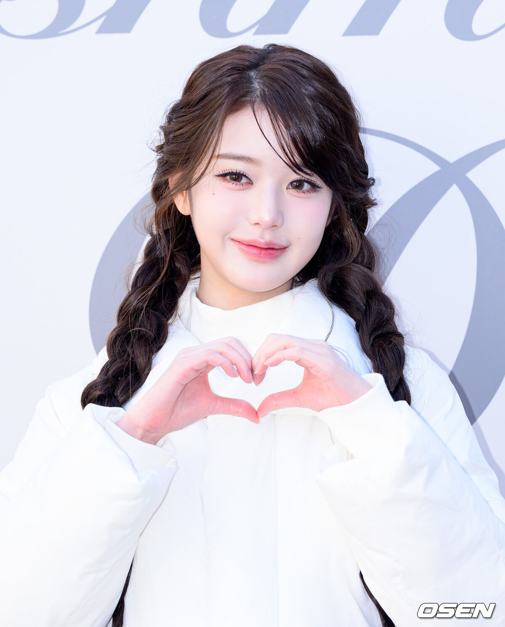 16일 오후 서울 성수동 카페 쎈느에서 아이더X코스모폴리탄 캐시미어 트레일러 팝업스토어 미디어 행사가 열렸다.장원영이 속한 그룹 아이브는 최근 미니 4집 'IVE SECRET(아이브 시크릿)' 활동을 성공적으로 마쳤다.장원영이 포토타임을 가지고 있다. 2025.11.16 /sunday@osen.co.kr