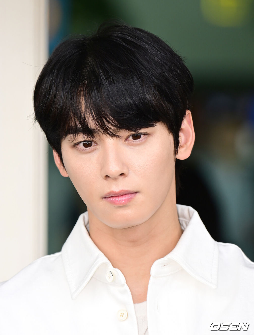 10일 오전 배우 차은우가 패션 행사 참석 차 인천국제공항을 통해 이탈리아 베니스로 출국했다. 배우 차은우가 취재진을 향해 포즈를 취하고 있다. 2024.06.10. / ksl0919@osen.co.kr