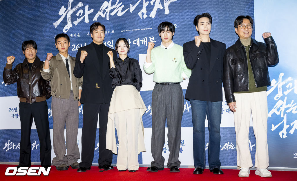 영화 '왕과 사는 남자' 출연배우들이 포즈를 취하고 있다.   