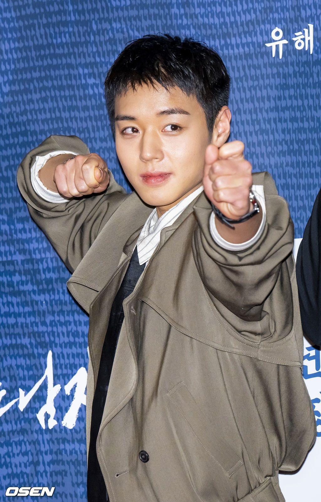 배우 박지훈이 포즈를 취하고 있다.