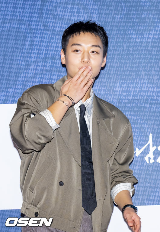 배우 박지훈이 포즈를 취하고 있다. 