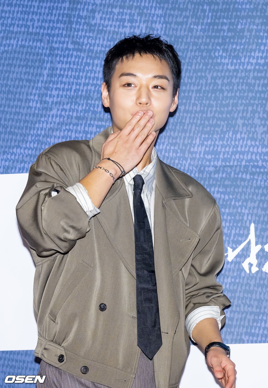 배우 박지훈이 포즈를 취하고 있다. 