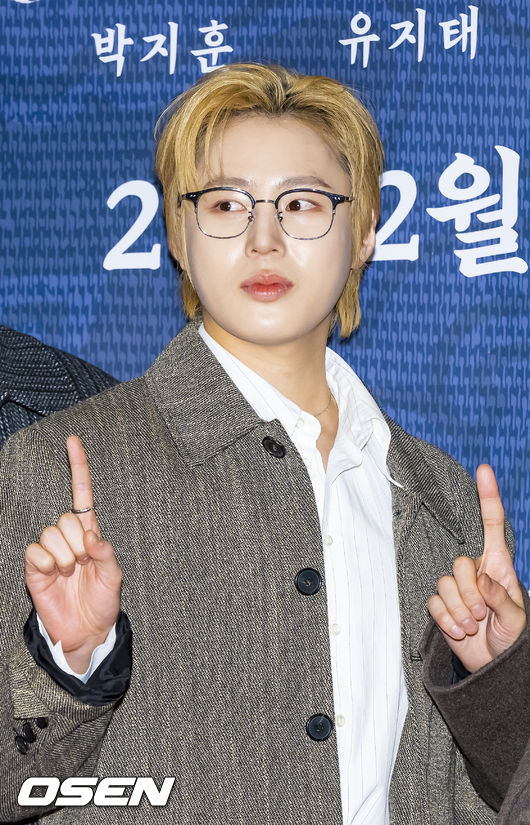 그룹 워너원 멤버 하성운이 포즈를 취하고 있다.