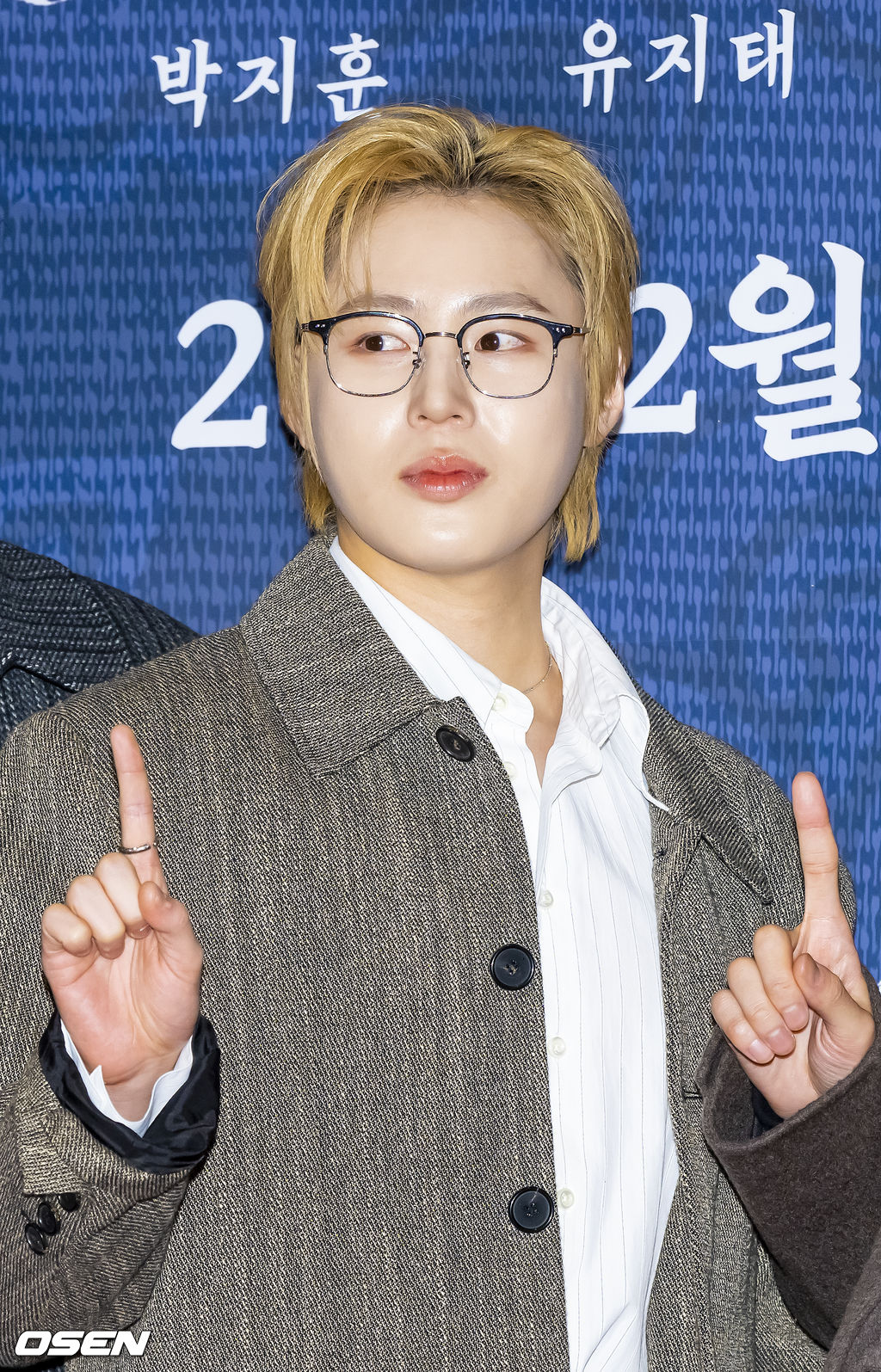 그룹 워너원 멤버 하성운이 포즈를 취하고 있다.