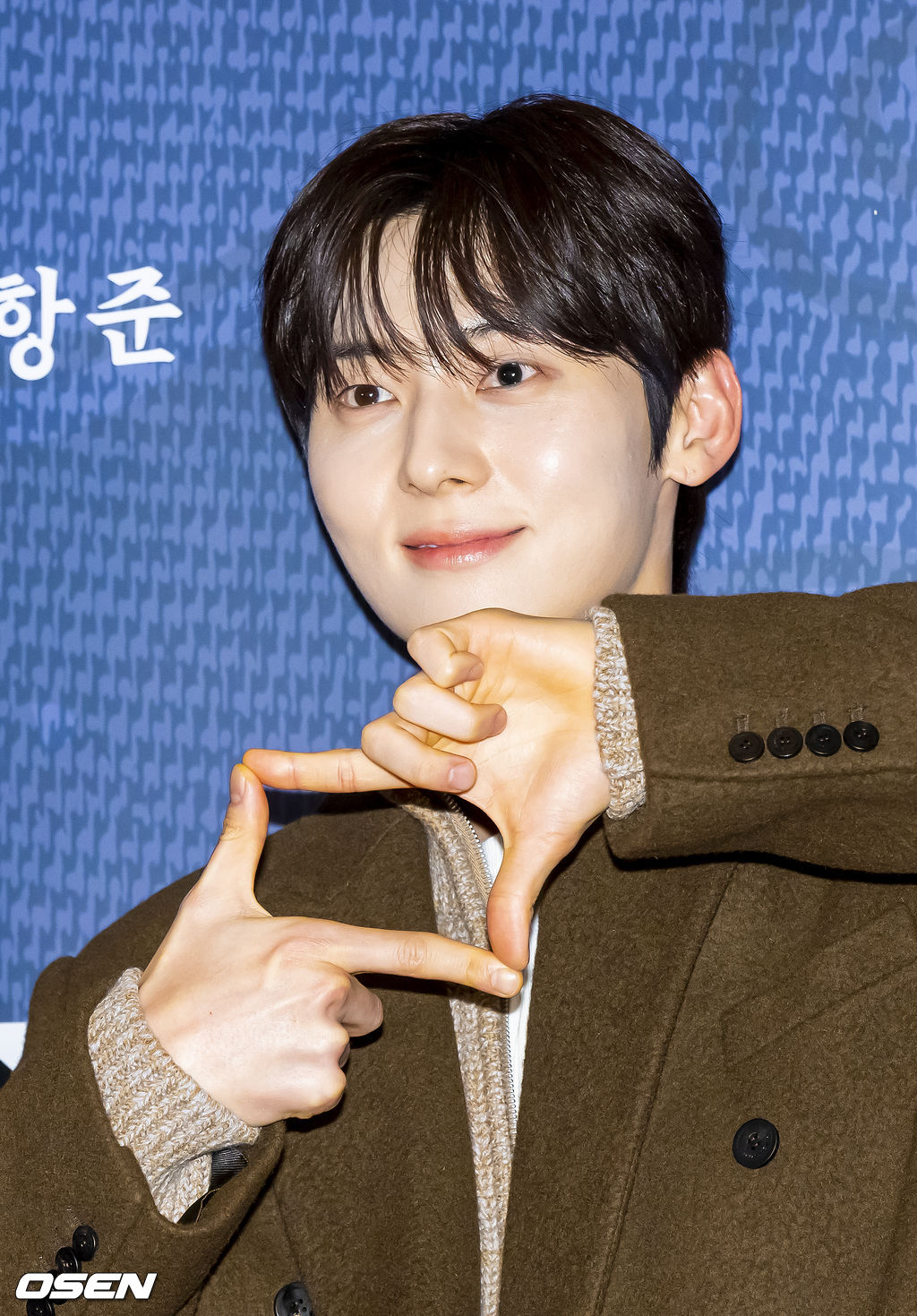 그룹 워너원 멤버 황민현이 포즈를 취하고 있다.  