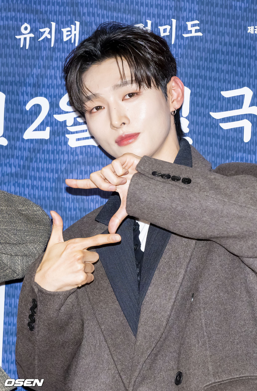 그룹 워너원 멤버 윤지성이 포즈를 취하고 있다.