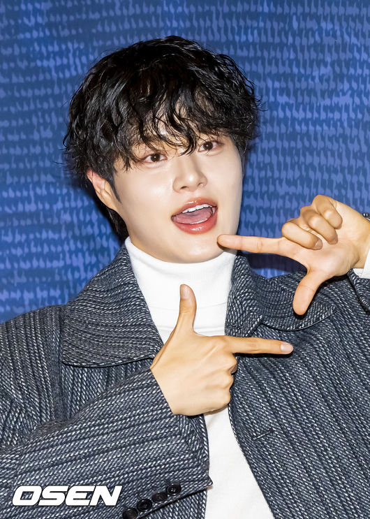 그룹 워너원 멤버 이대휘가 포즈를 취하고 있다.