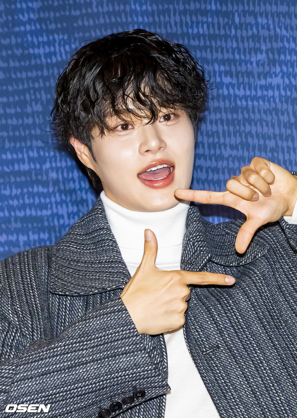 그룹 워너원 멤버 이대휘가 포즈를 취하고 있다.