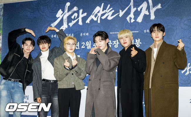 그룹 워너원이 포즈를 취하고 있다.