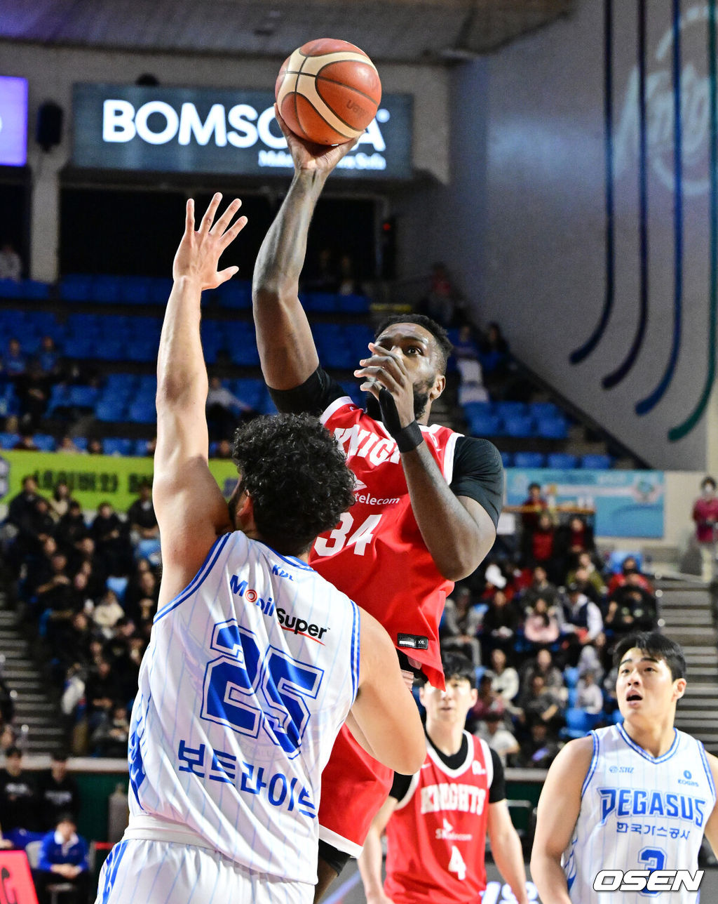 24일 서울 잠실학생체육관에서 2025-2026 LG전자 프로농구 서울 SK와 대구 한국가스공사의 경기가 열렸다.SK는 4위(19승 14패), 한국가스공사는 10위(11승 22패)를 기록중이다.1쿼터 SK 워니가 슛을 시도하고 있다. 2026.01.24 /jpnews@osen.co.kr