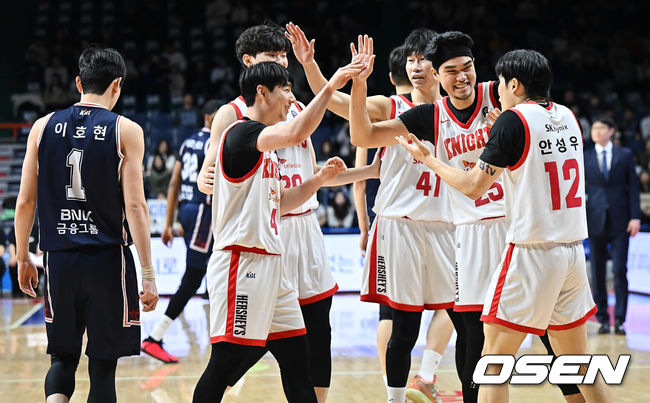 [OSEN=부산, 이석우 기자] 25일 부산 사직체육관에서 2025-2026 LG전자 프로농구 부산 KCC와 서울 SK의 경기가 열렸다.부상자 복귀에도 완전한 경기력을 회복하지 못한 KCC와 강행군 속 주전 안영준까지 이탈한 SK가 정상 전력이 아닌 상태로 맞대결을 펼친다.서울 SK 선수들이 2쿼터 큰 점수차로 달아나며 기뻐하고  있다. 2026.01.25 / foto0307@osen.co.kr