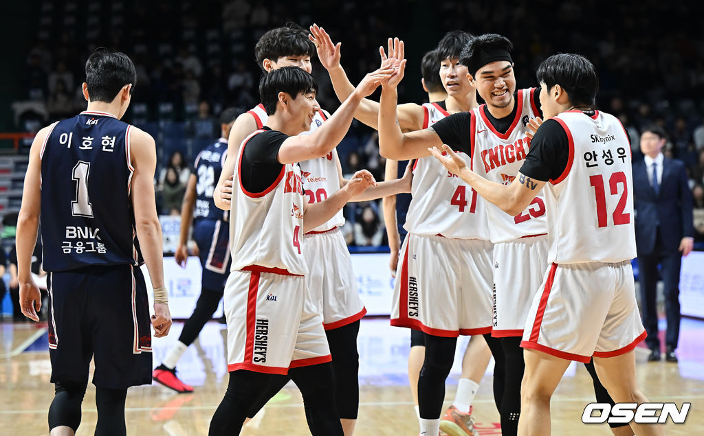 25일 부산 사직체육관에서 2025-2026 LG전자 프로농구 부산 KCC와 서울 SK의 경기가 열렸다.부상자 복귀에도 완전한 경기력을 회복하지 못한 KCC와 강행군 속 주전 안영준까지 이탈한 SK가 정상 전력이 아닌 상태로 맞대결을 펼친다.서울 SK 선수들이 2쿼터 큰 점수차로 달아나며 기뻐하고  있다. 2026.01.25 / foto0307@osen.co.kr