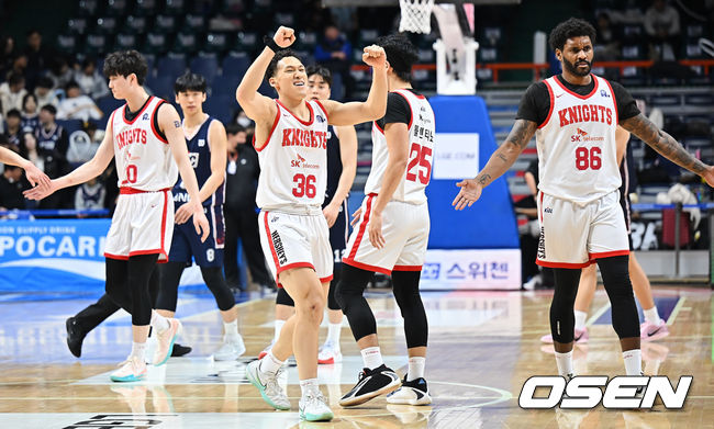 [OSEN=부산, 이석우 기자] 25일 부산 사직체육관에서 2025-2026 LG전자 프로농구 부산 KCC와 서울 SK의 경기가 열렸다.부상자 복귀에도 완전한 경기력을 회복하지 못한 KCC와 강행군 속 주전 안영준까지 이탈한 SK가 정상 전력이 아닌 상태로 맞대결을 펼쳤다.서울 SK 에디 다니엘이 102-72로 대승을 거두고 기뻐하고 있다. 2026.01.25 / foto0307@osen.co.kr