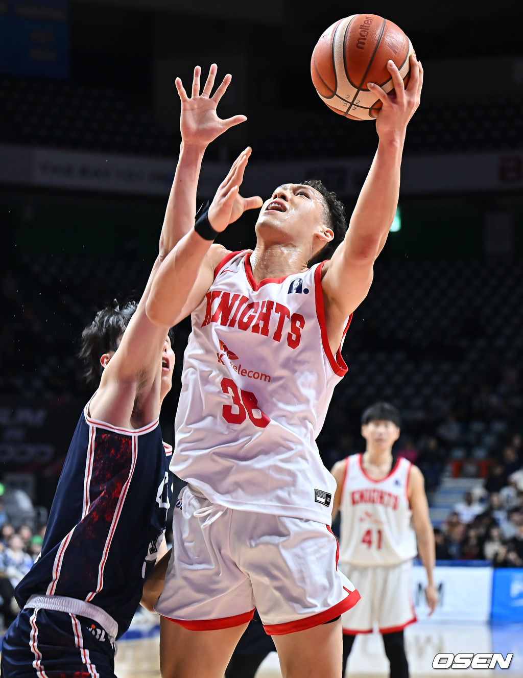 25일 부산 사직체육관에서 2025-2026 LG전자 프로농구 부산 KCC와 서울 SK의 경기가 열렸다.부상자 복귀에도 완전한 경기력을 회복하지 못한 KCC와 강행군 속 주전 안영준까지 이탈한 SK가 정상 전력이 아닌 상태로 맞대결을 펼친다.서울 SK 에디 다니엘이 부산 KCC 송교창의 마크를 피해 골밑슛을 시도하고 있다. 2026.01.25 / foto0307@osen.co.kr