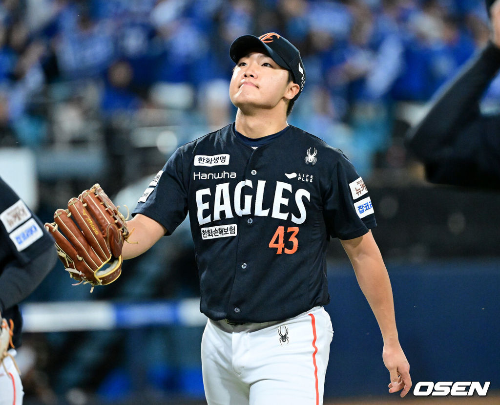 22일 대구 삼성라이온즈파크에서 ‘2025 신한 SOL Bank KBO리그’ 포스트시즌 플레이오프 4차전 삼성 라이온즈와 한화 이글스의 경기가 열렸다.삼성은 원태인, 한화는 정우주를 선발로 내세웠다.1회말 삼성 공격을 무실점으로 막아낸 한화 선발 정우주가 더그아웃으로 향하고 있다. 2025.10.22 / dreamer@osen.co.kr