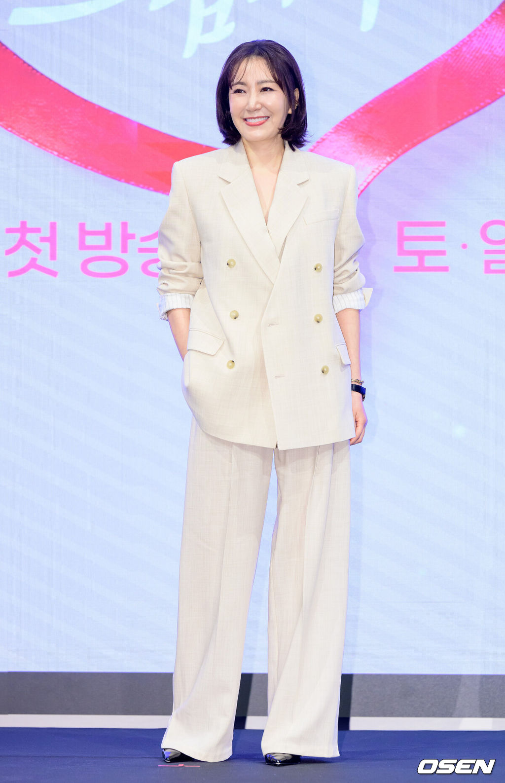 28일 오후 서울 신도림 더세인트에서 KBS 2TV 새 주말드라마 ‘사랑을 처방해 드립니다’ 제작발표회가 열렸다.오는 31일 오후 8시 첫 방송 예정인 ‘사랑을 처방해 드립니다’는 30년 동안 악연으로 얽혔던 두 집안이 오해를 풀고 서로의 상처를 보듬으며, 결국 하나의 가족으로 다시 태어나는 패밀리 메이크업 드라마다.배우 유호정이 포토타임을 하고 있다. 2026.01.28 /jpnews@osen.co.kr