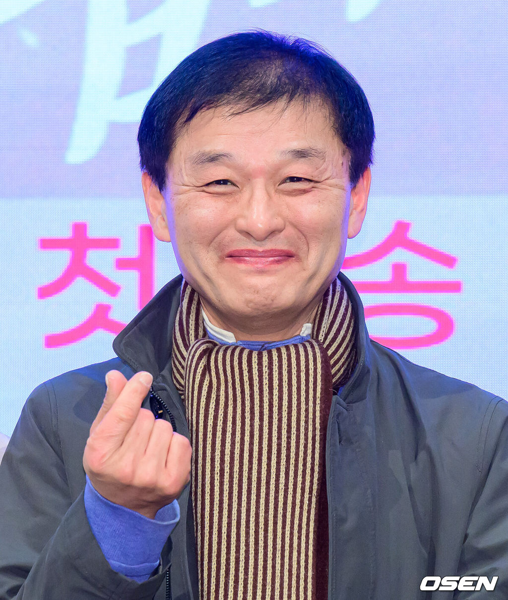 28일 오후 서울 신도림 더세인트에서 KBS 2TV 새 주말드라마 ‘사랑을 처방해 드립니다’ 제작발표회가 열렸다.오는 31일 오후 8시 첫 방송 예정인 ‘사랑을 처방해 드립니다’는 30년 동안 악연으로 얽혔던 두 집안이 오해를 풀고 서로의 상처를 보듬으며, 결국 하나의 가족으로 다시 태어나는 패밀리 메이크업 드라마다.한준서 감독이 포토타임을 하고 있다. 2026.01.28 /jpnews@osen.co.kr