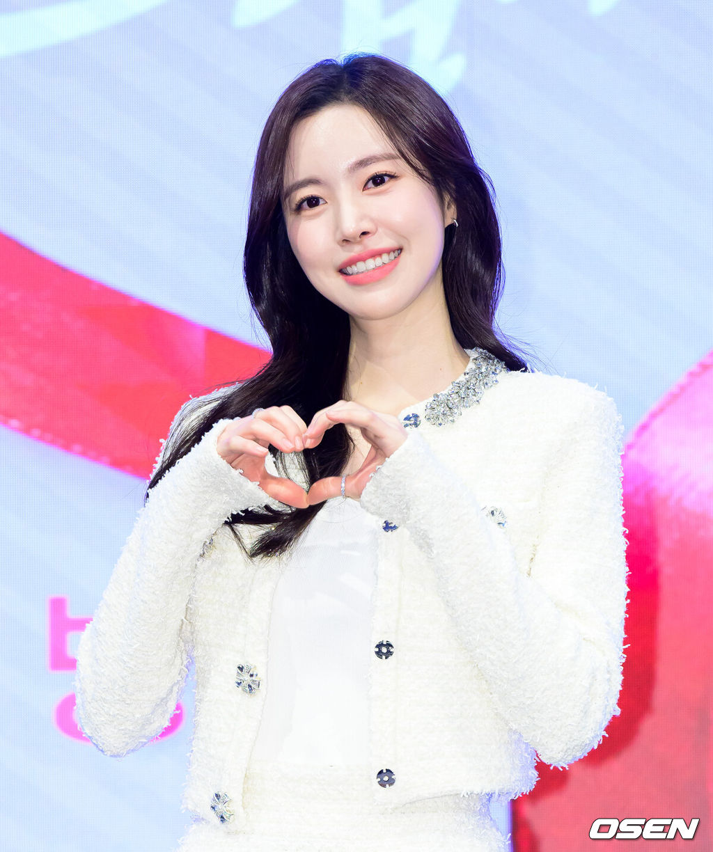 28일 오후 서울 신도림 더세인트에서 KBS 2TV 새 주말드라마 ‘사랑을 처방해 드립니다’ 제작발표회가 열렸다.오는 31일 오후 8시 첫 방송 예정인 ‘사랑을 처방해 드립니다’는 30년 동안 악연으로 얽혔던 두 집안이 오해를 풀고 서로의 상처를 보듬으며, 결국 하나의 가족으로 다시 태어나는 패밀리 메이크업 드라마다.배우 진세연이 포토타임을 하고 있다. 2026.01.28 /jpnews@osen.co.kr