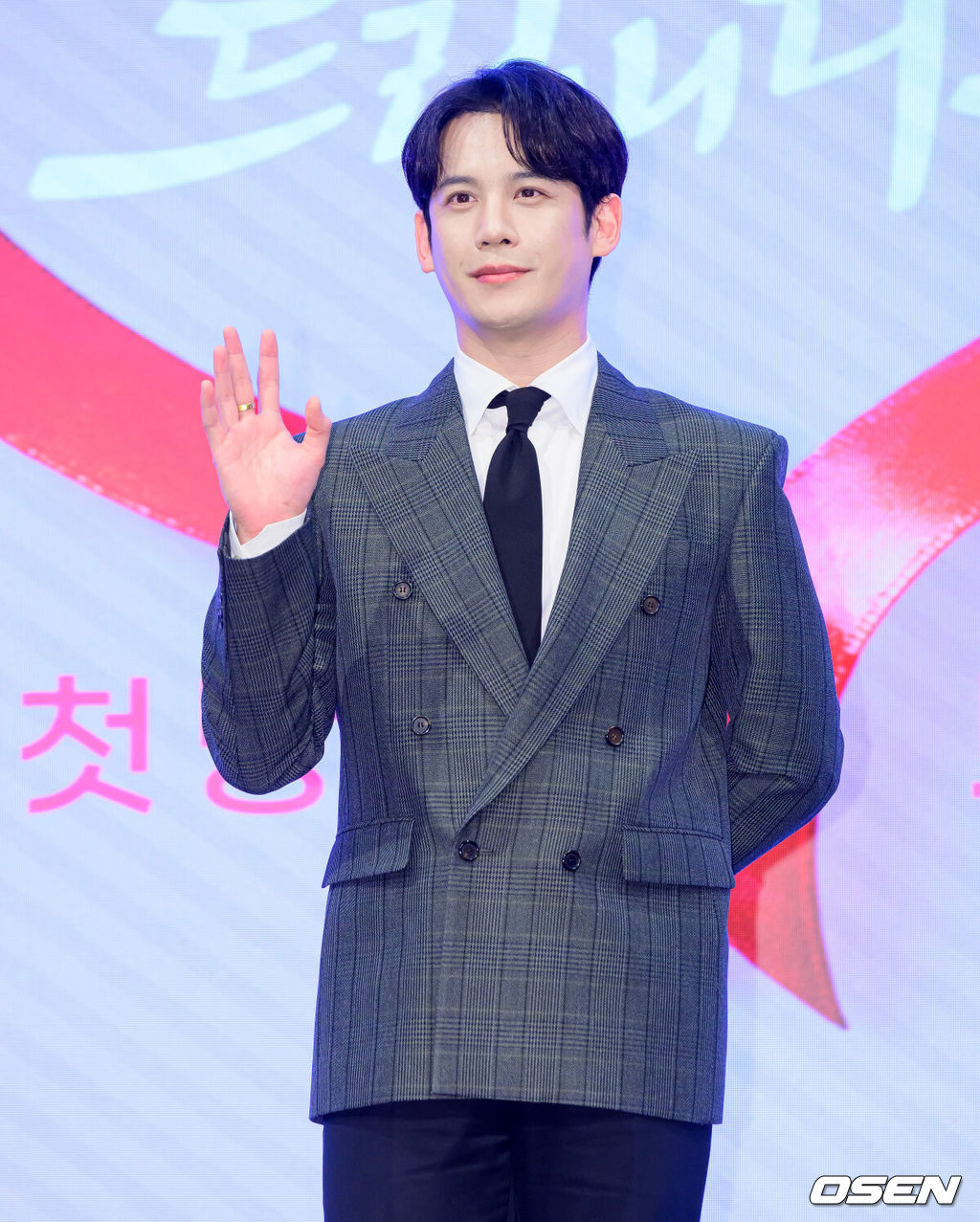 28일 오후 서울 신도림 더세인트에서 KBS 2TV 새 주말드라마 ‘사랑을 처방해 드립니다’ 제작발표회가 열렸다.오는 31일 오후 8시 첫 방송 예정인 ‘사랑을 처방해 드립니다’는 30년 동안 악연으로 얽혔던 두 집안이 오해를 풀고 서로의 상처를 보듬으며, 결국 하나의 가족으로 다시 태어나는 패밀리 메이크업 드라마다.배우 박기웅이 포토타임을 하고 있다. 2026.01.28 /jpnews@osen.co.kr