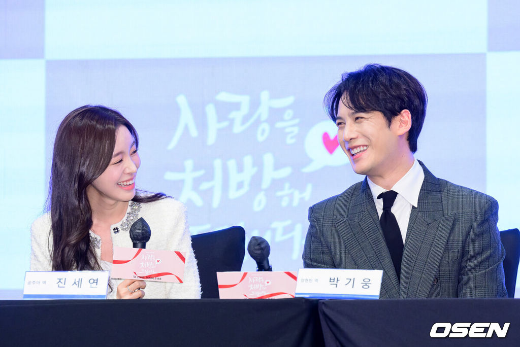 28일 오후 서울 신도림 더세인트에서 KBS 2TV 새 주말드라마 ‘사랑을 처방해 드립니다’ 제작발표회가 열렸다.오는 31일 오후 8시 첫 방송 예정인 ‘사랑을 처방해 드립니다’는 30년 동안 악연으로 얽혔던 두 집안이 오해를 풀고 서로의 상처를 보듬으며, 결국 하나의 가족으로 다시 태어나는 패밀리 메이크업 드라마다.배우 진세연, 박기웅이 간담회를 하고 있다. 2026.01.28 /jpnews@osen.co.kr