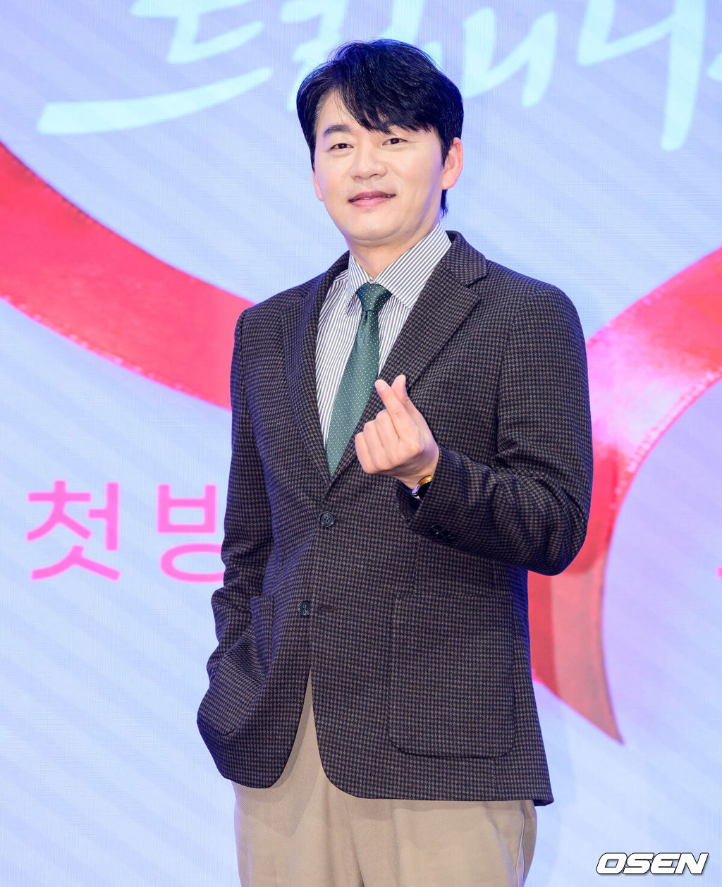 28일 오후 서울 신도림 더세인트에서 KBS 2TV 새 주말드라마 ‘사랑을 처방해 드립니다’ 제작발표회가 열렸다.오는 31일 오후 8시 첫 방송 예정인 ‘사랑을 처방해 드립니다’는 30년 동안 악연으로 얽혔던 두 집안이 오해를 풀고 서로의 상처를 보듬으며, 결국 하나의 가족으로 다시 태어나는 패밀리 메이크업 드라마다.배우 김승수가 포토타임을 하고 있다. 2026.01.28 /jpnews@osen.co.kr