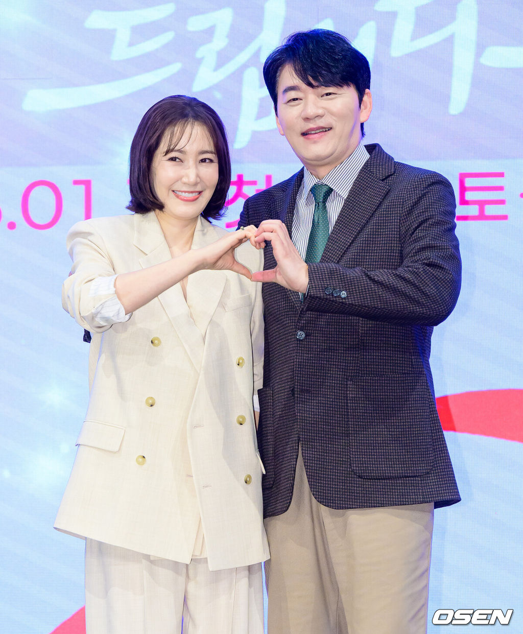 28일 오후 서울 신도림 더세인트에서 KBS 2TV 새 주말드라마 ‘사랑을 처방해 드립니다’ 제작발표회가 열렸다.오는 31일 오후 8시 첫 방송 예정인 ‘사랑을 처방해 드립니다’는 30년 동안 악연으로 얽혔던 두 집안이 오해를 풀고 서로의 상처를 보듬으며, 결국 하나의 가족으로 다시 태어나는 패밀리 메이크업 드라마다.배우 유호정, 김승수가 포토타임을 하고 있다. 2026.01.28 /jpnews@osen.co.kr