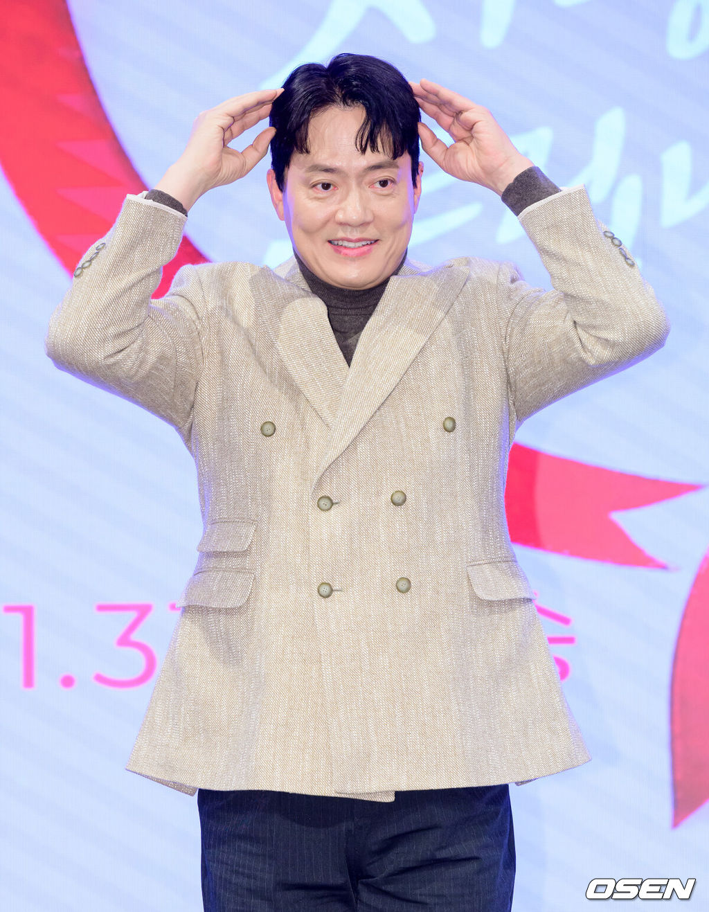 28일 오후 서울 신도림 더세인트에서 KBS 2TV 새 주말드라마 ‘사랑을 처방해 드립니다’ 제작발표회가 열렸다.오는 31일 오후 8시 첫 방송 예정인 ‘사랑을 처방해 드립니다’는 30년 동안 악연으로 얽혔던 두 집안이 오해를 풀고 서로의 상처를 보듬으며, 결국 하나의 가족으로 다시 태어나는 패밀리 메이크업 드라마다.배우 김형묵이 포토타임을 하고 있다. 2026.01.28 /jpnews@osen.co.kr