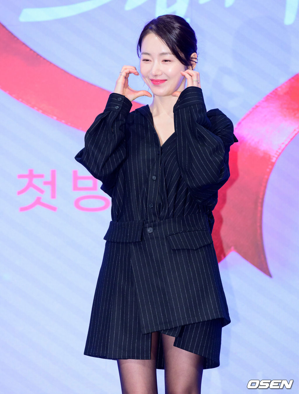 28일 오후 서울 신도림 더세인트에서 KBS 2TV 새 주말드라마 ‘사랑을 처방해 드립니다’ 제작발표회가 열렸다.오는 31일 오후 8시 첫 방송 예정인 ‘사랑을 처방해 드립니다’는 30년 동안 악연으로 얽혔던 두 집안이 오해를 풀고 서로의 상처를 보듬으며, 결국 하나의 가족으로 다시 태어나는 패밀리 메이크업 드라마다.배우 소이현이 포토타임을 하고 있다. 2026.01.28 /jpnews@osen.co.kr