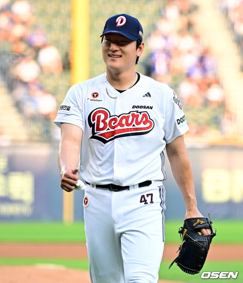 3일 오후 서울 잠실구장에서 ‘2025 신한 SOL Bank KBO리그’ 두산 베어스와 삼성 라이온즈의 경기가 열렸다.두산은 곽빈, 삼성은 최원태가 선발로 나섰다.3회초 수비를 마친 두산 곽빈이 미소짓고 있다. 2025.07.03 /jpnews@osen.co.kr