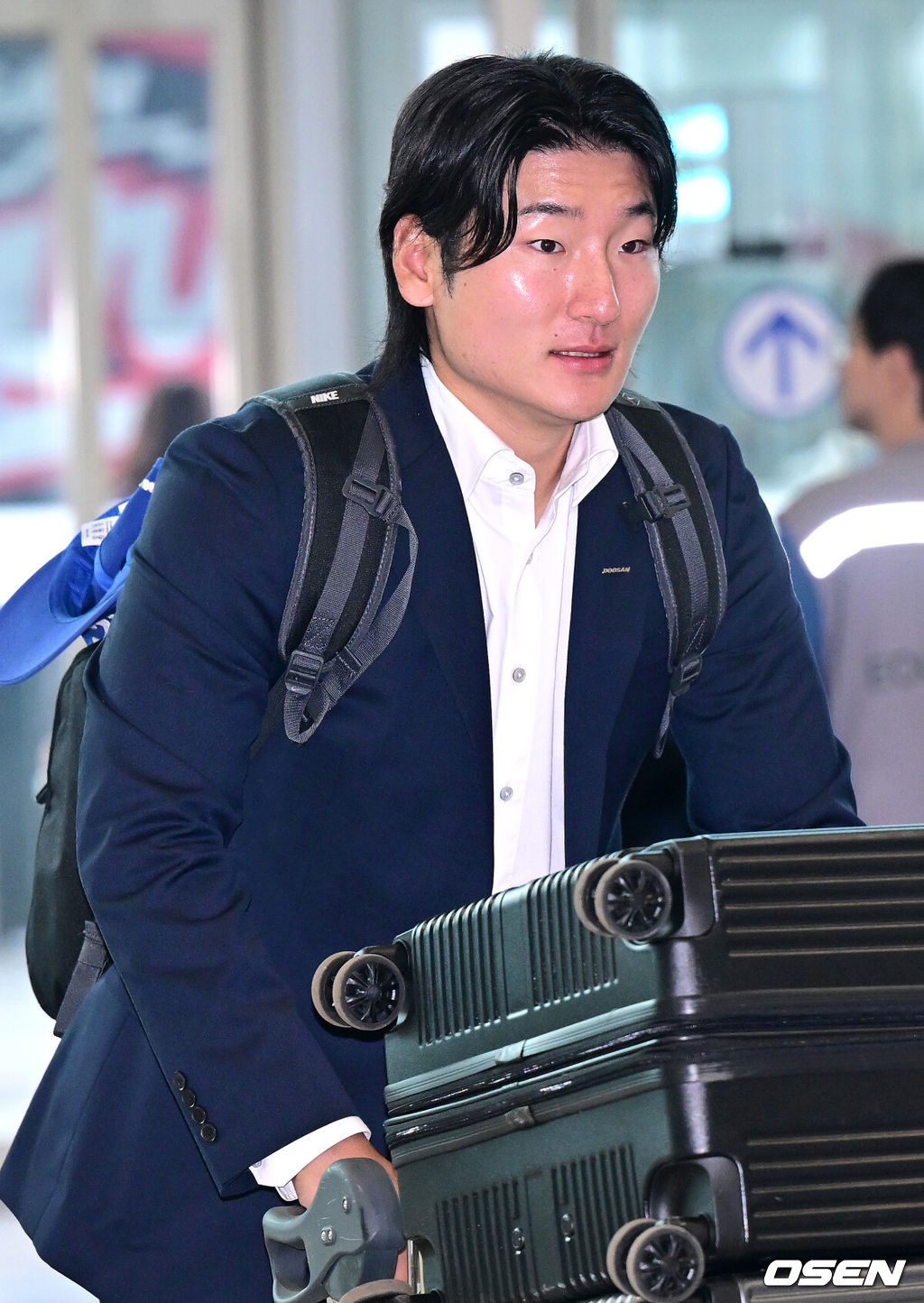 프로야구 두산 베어스가 2026 시즌을 준비하기 위해 23일 오후 인천공항을 통해 호주로 출국했다.두산은 호주 시드니에서 1차 캠프를 진행한 뒤, 일본 미야자키에서 2차 캠프를 이어간다.두산 곽빈이 출국장에 들어서고 있다. 2026.01.23 / dreamer@osen.co.kr