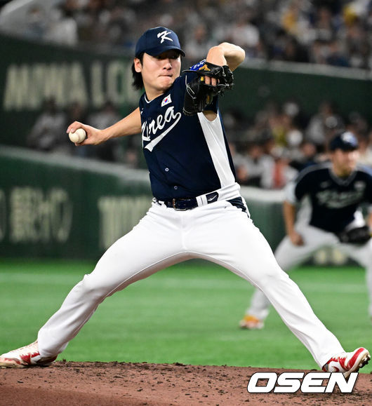 [OSEN=도쿄(일본), 조은정 기자] 한국 야구 대표팀이 한일전 첫 번째 경기에서 뼈아픈 역전패를 허용했다. 2023년 WBC(월드베이스볼클래식)에 이어서 또 한 번 마운드의 차이를 여실히 느꼈다.한국은 15일 일본 도쿄도 도쿄돔에서 열린 ‘2025 NAVER K-BASEBALL SERIES’ 일본과의 1차전에서 4-11&nbsp;역전패를 당했다. 이날 패배로 한국은 성인 대표팀 경기에서 2015년 프리미어12 준결승 4-3 승리 이후&nbsp;일본에 10연패(아시안게임 제외)를 당하고 말았다.4회말 곽빈이 역투하고 있다.. 2025.11.15 /cej@osen.co.kr