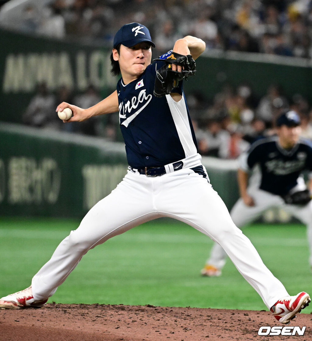 한국 야구 대표팀이 한일전 첫 번째 경기에서 뼈아픈 역전패를 허용했다. 2023년 WBC(월드베이스볼클래식)에 이어서 또 한 번 마운드의 차이를 여실히 느꼈다.한국은 15일 일본 도쿄도 도쿄돔에서 열린 ‘2025 NAVER K-BASEBALL SERIES’ 일본과의 1차전에서 4-11 역전패를 당했다. 이날 패배로 한국은 성인 대표팀 경기에서 2015년 프리미어12 준결승 4-3 승리 이후 일본에 10연패(아시안게임 제외)를 당하고 말았다.4회말 곽빈이 역투하고 있다.. 2025.11.15 /cej@osen.co.kr