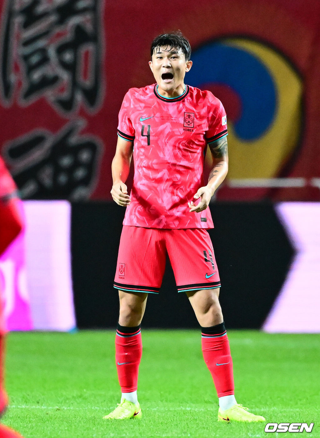 한국 축구가 안방에서 '남미 강호' 파라과이를 물리치며 사상 최초의 2026 국제축구연맹(FIFA) 북중미 월드컵 포트 2 확보에 청신호를 켰다.한국 축구대표팀은 14일 오후 8시 서울월드컵경기장에서 열린 A매치 친선 경기에서 파라과이를 2-0으로 제압했다. 지난 10일 일본 원정에서 2-2로 비기고 온 파라과이는 한국에 덜미를 잡히며 10월 아시아 투어를 1무 1패로 마감하게 됐다.전반 한국 김민재가 경기를 조율하고 있다. 2025.10.14. /jpnews@osen.co.kr