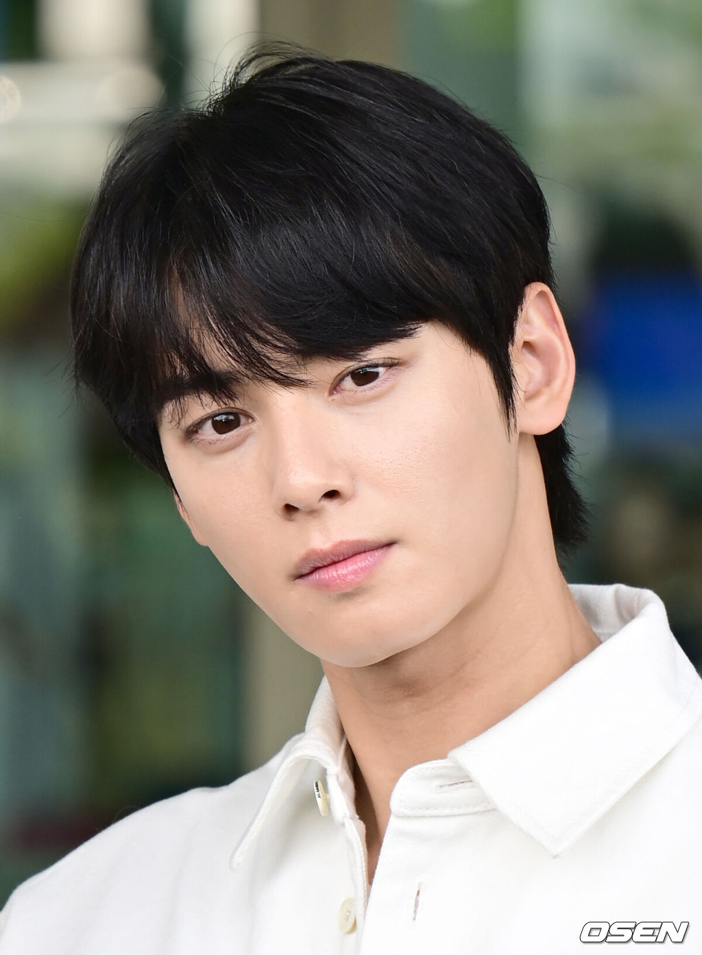 10일 오전 배우 차은우가 패션 행사 참석 차 인천국제공항을 통해 이탈리아 베니스로 출국했다. 배우 차은우가 취재진을 향해 포즈를 취하고 있다. 2024.06.10. / ksl0919@osen.co.kr