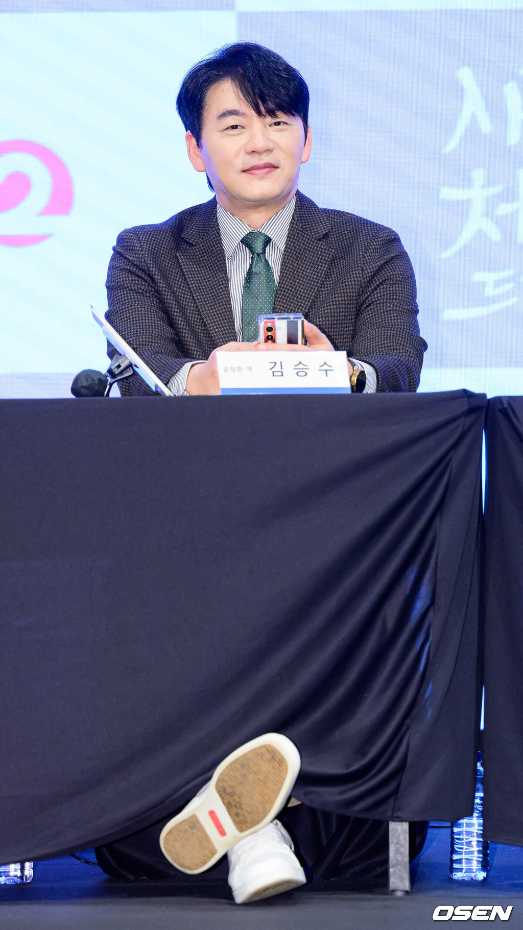 28일 오후 서울 신도림 더세인트에서 KBS 2TV 새 주말드라마 ‘사랑을 처방해 드립니다’ 제작발표회가 열렸다.오는 31일 오후 8시 첫 방송 예정인 ‘사랑을 처방해 드립니다’는 30년 동안 악연으로 얽혔던 두 집안이 오해를 풀고 서로의 상처를 보듬으며, 결국 하나의 가족으로 다시 태어나는 패밀리 메이크업 드라마다.배우 김승수가 간담회를 하고 있다. 2026.01.28 /jpnews@osen.co.kr