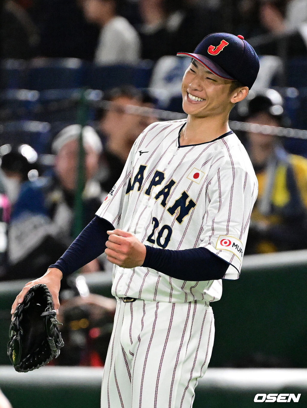 15일 일본 도쿄돔에서 ‘2025 NAVER K-BASEBALL SERIES’ 대한민국과 일본의 1차전 경기가 열렸다.한국은 곽빈, 일본은 소타니 류헤이를 선발투수로 내세웠다.2회초 2사에서 일본 소타니가 대한민국 박동원의 3루 땅볼에 노무라가 호수비를 펼치자 기뻐하고 있다. 2025.11.15. /cej@osen.co.kr