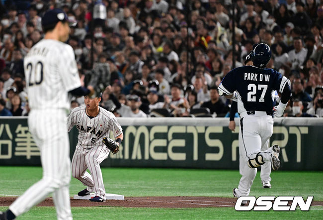 [OSEN=도쿄(일본), 조은정 기자]15일 일본 도쿄돔에서 ‘2025 NAVER K-BASEBALL SERIES’ 대한민국과 일본의 1차전 경기가 열렸다.한국은 곽빈, 일본은 소타니 류헤이를 선발투수로 내세웠다.2회초 2사에서 대한민국 박동원이 3루 땅볼로 물러나며 아쉬워하고 있다. 2025.11.15. /cej@osen.co.kr