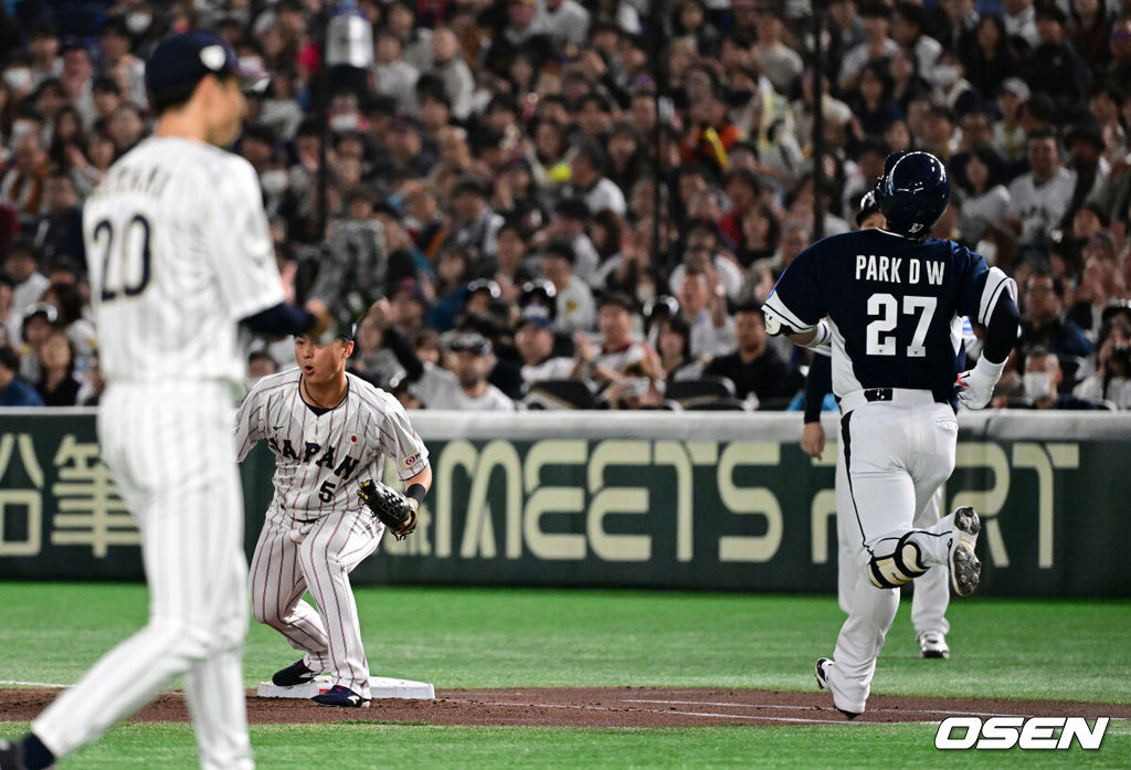 15일 일본 도쿄돔에서 ‘2025 NAVER K-BASEBALL SERIES’ 대한민국과 일본의 1차전 경기가 열렸다.한국은 곽빈, 일본은 소타니 류헤이를 선발투수로 내세웠다.2회초 2사에서 대한민국 박동원이 3루 땅볼로 물러나며 아쉬워하고 있다. 2025.11.15. /cej@osen.co.kr